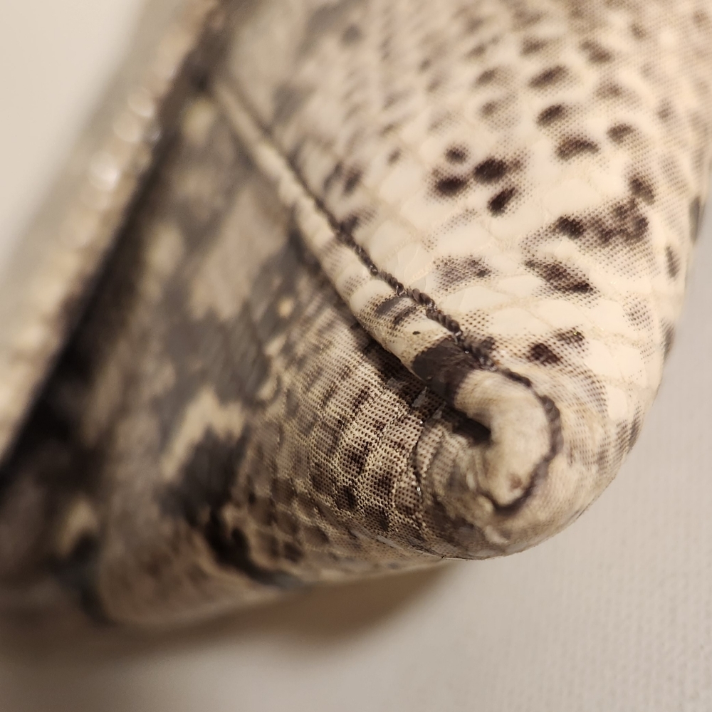 NWOT! Henri bendel neutral snakeprint envelope clutch - Picture 5 of 7